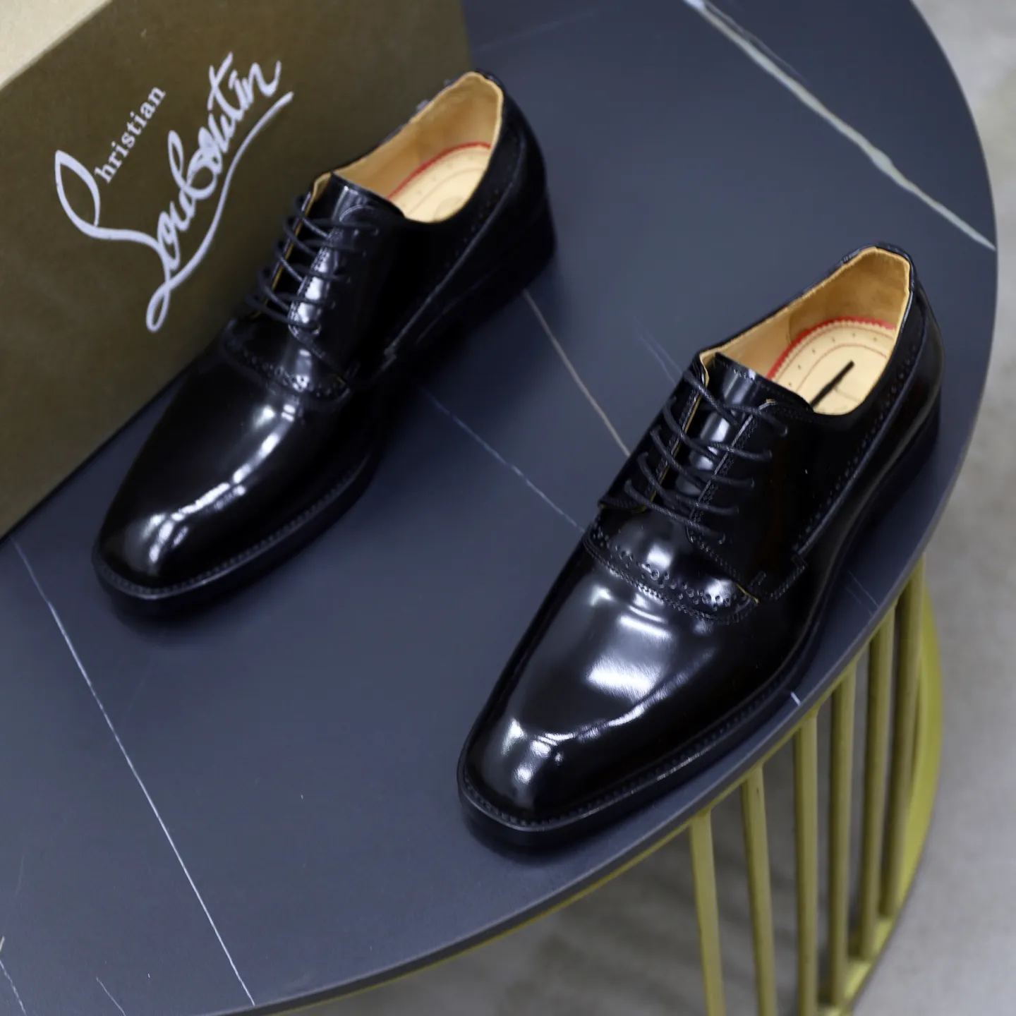 Ex-factory price: 620💰Christia*.Loubouti*🆑High-end men’s business formal leather shoes | Classic red sole shoes | Original imported first-layer cowhide | Water-dyed cowhide lining | Italian imported red rubber outsole | High-end luxury | Perfect interpretation of fashion, sunshine, style, suitable for various occasions Size: 39-44 (38.45 custom-made)